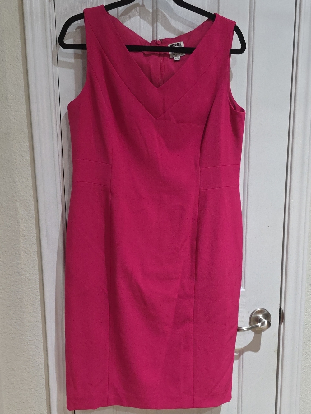 Anne Klein Elegant Sleeveless V-Neck Sheath Dress - Fuchsia Size 12